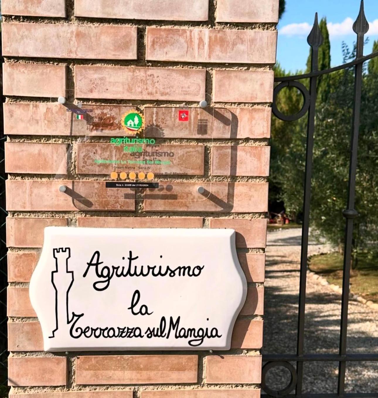 Agriturismo La Terrazza Sul Mangia 锡耶纳 外观 照片